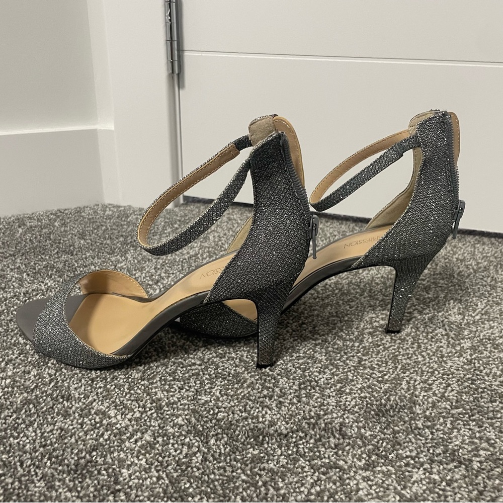 Heeled sandals, glittery silver.